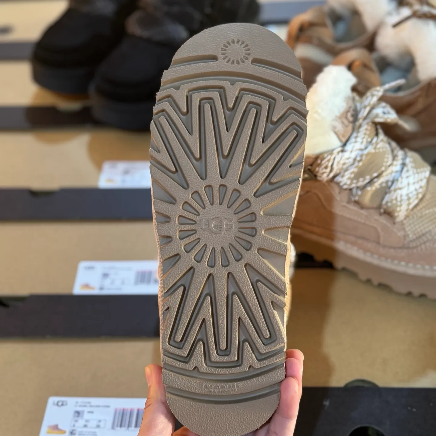 Local 💰600 Settlement in store 250 OEM grade 4032 Mel series Top workmanship level Super stable version ✔️ Good looks and texture online Suede leather + low-key logo look retro Classic two-color shoelaces can be worn as one shoe or two ✔️ So comfortable that you want to weld your feet on it Super light material + 5cm thick sole No tired feet after heightening Wool insoles are warm and breathable No stress on commuting and shopping all day long ✔️ I love the details: wide shoelaces for photos and photos. Sizes 34-45 are suitable for a variety of foot types. Slight stains can be wiped clean with a damp cloth. The loose feeling in early autumn depends entirely on it. You can close your eyes and avoid stepping on thunder! 👟